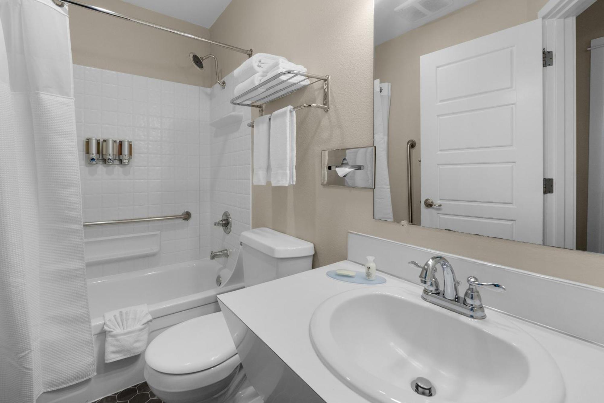 Pelican Shores Inn Линкън Сити Екстериор снимка