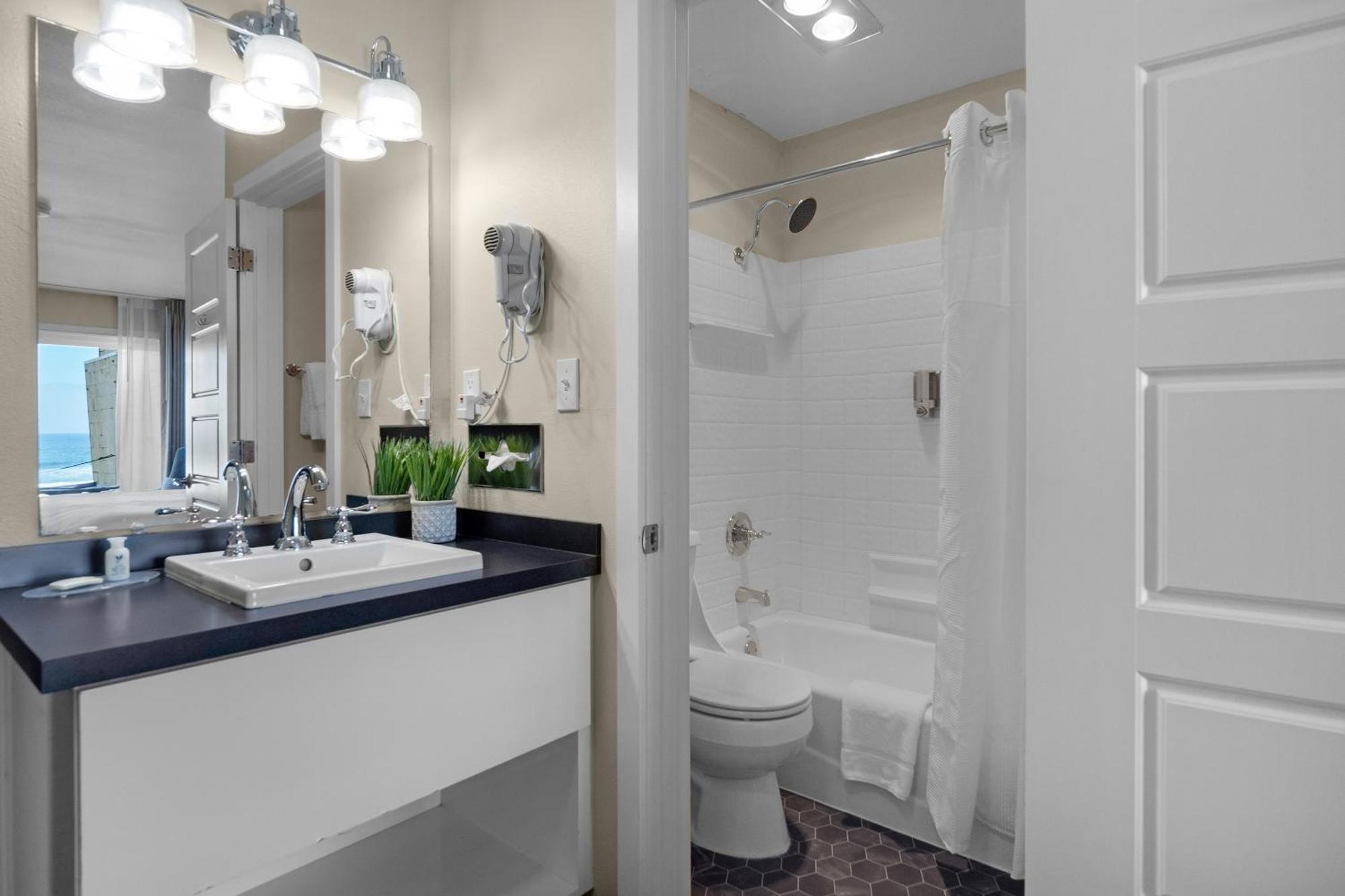 Pelican Shores Inn Линкън Сити Екстериор снимка