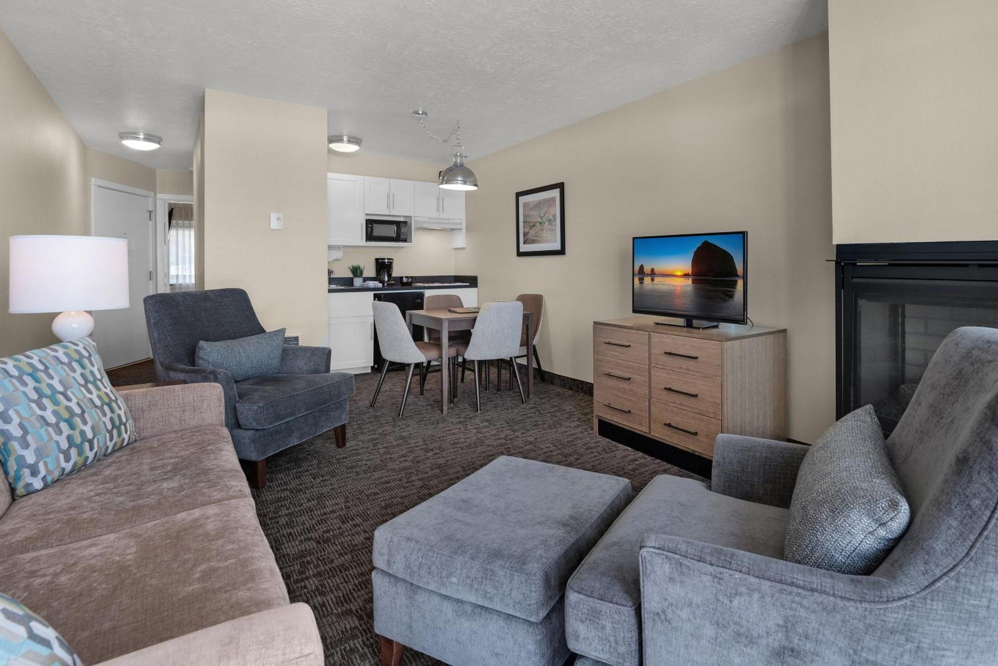 Pelican Shores Inn Линкън Сити Екстериор снимка