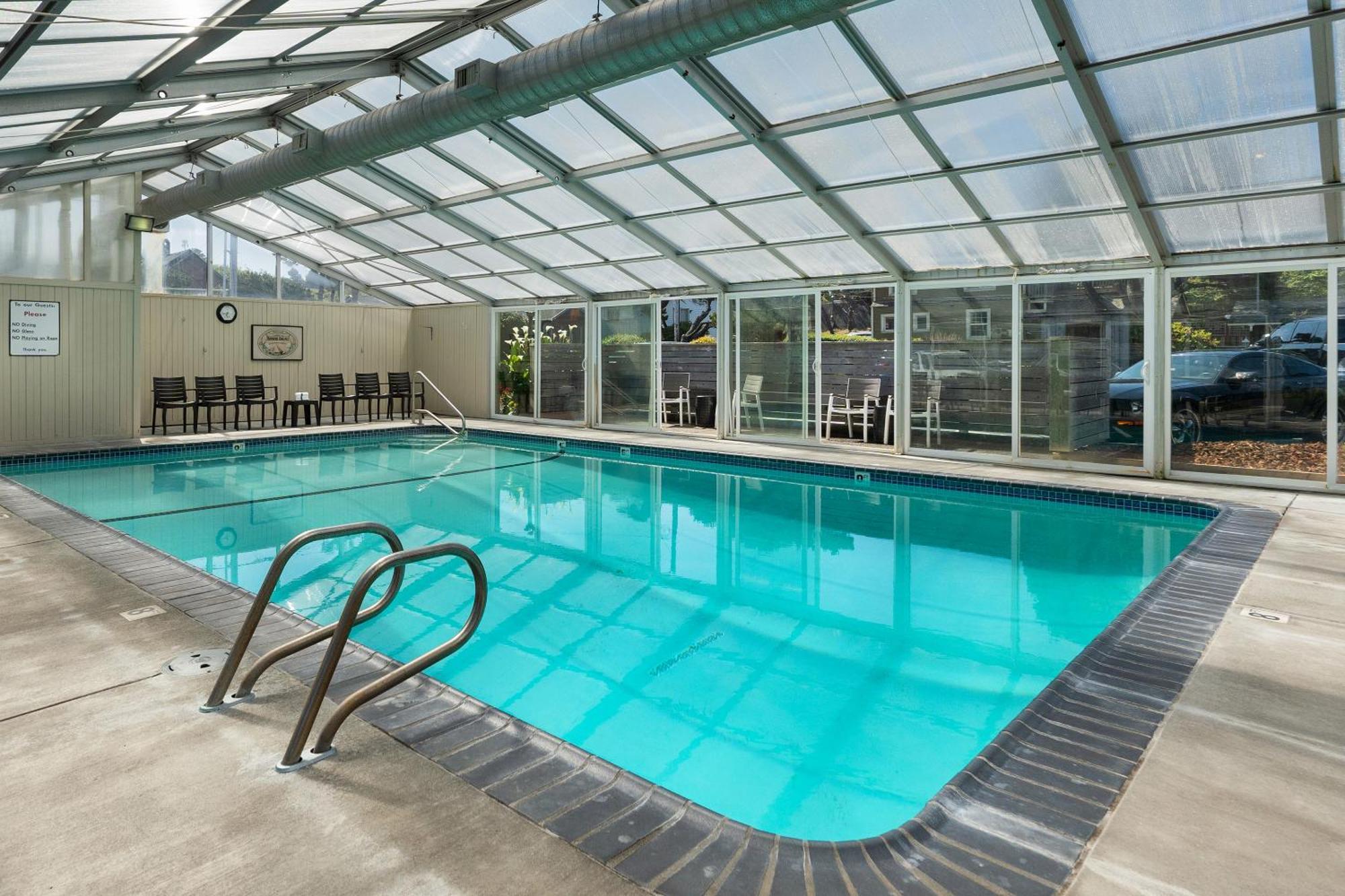 Pelican Shores Inn Линкън Сити Екстериор снимка