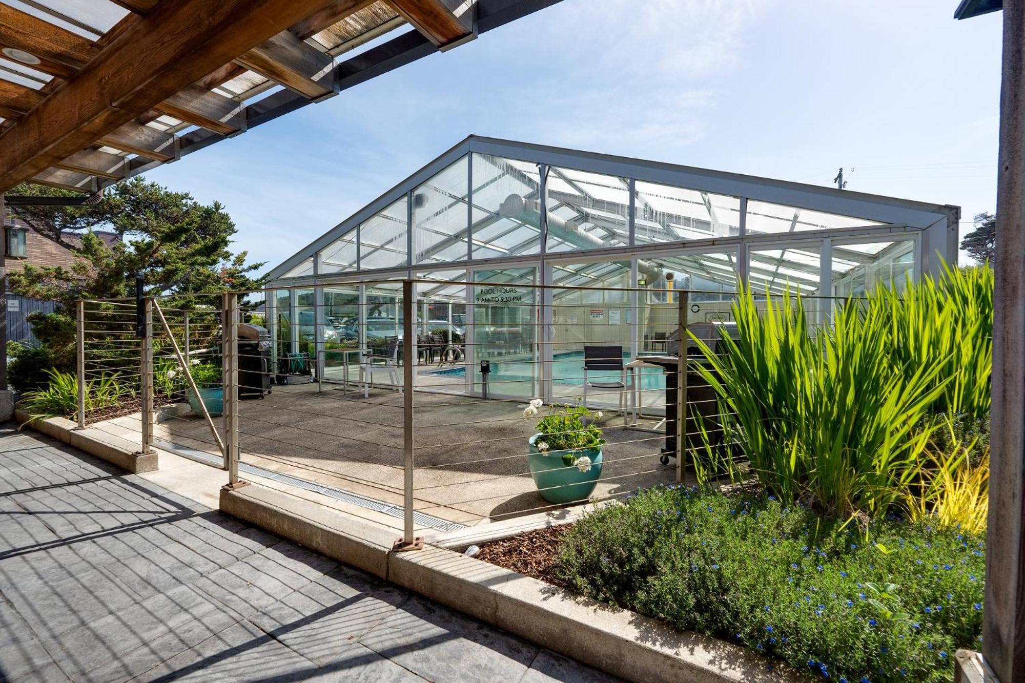 Pelican Shores Inn Линкън Сити Екстериор снимка