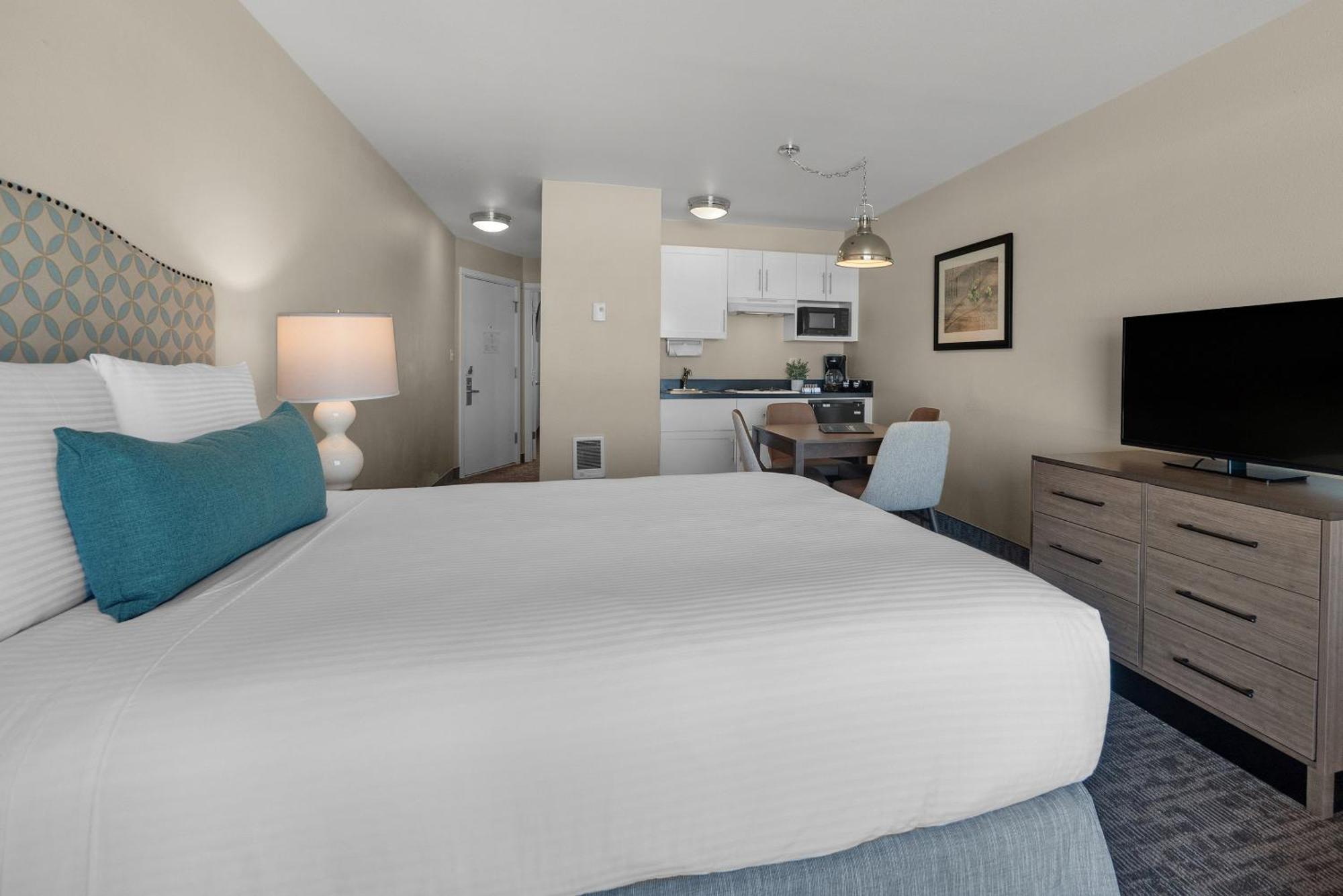 Pelican Shores Inn Линкън Сити Екстериор снимка