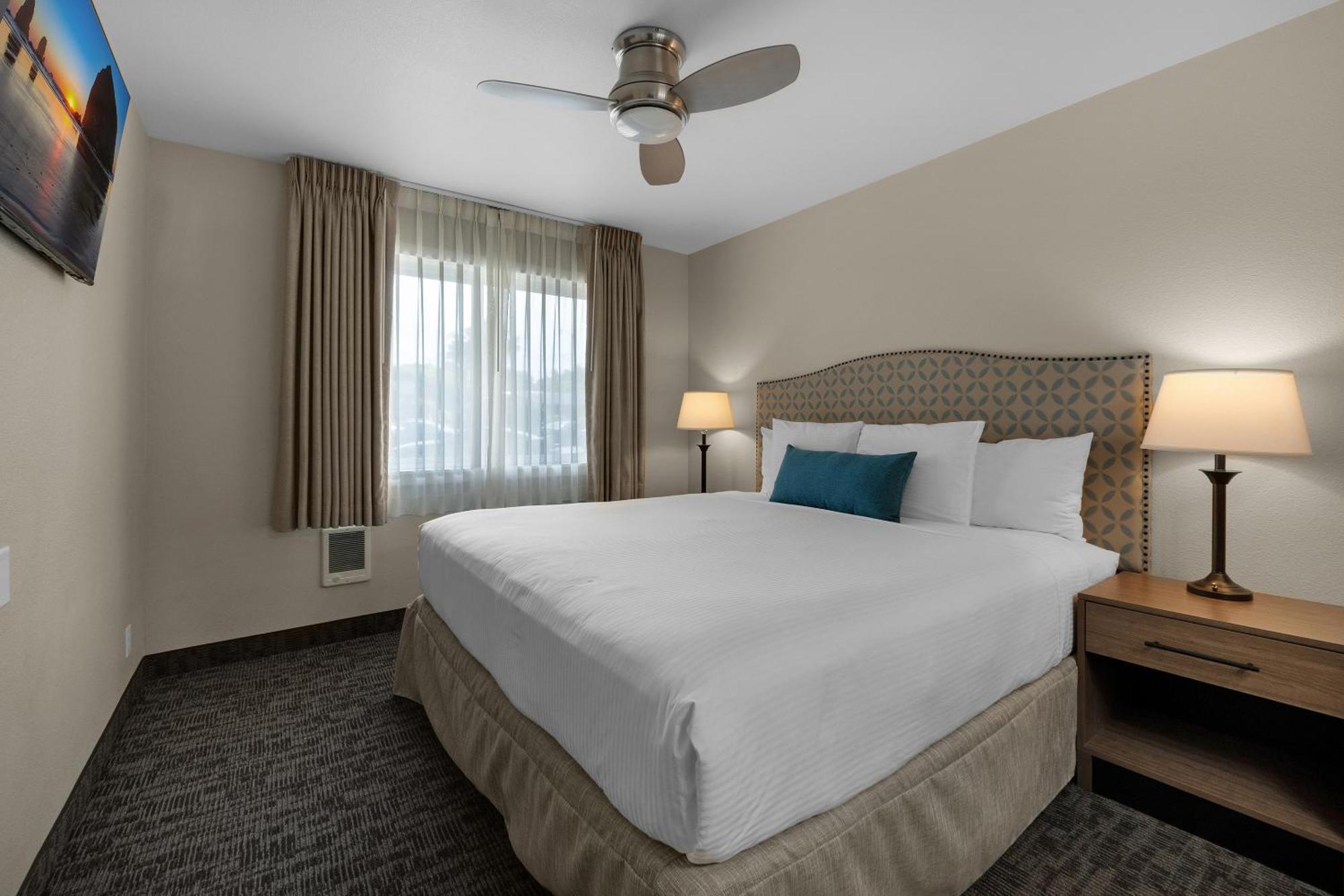 Pelican Shores Inn Линкън Сити Екстериор снимка