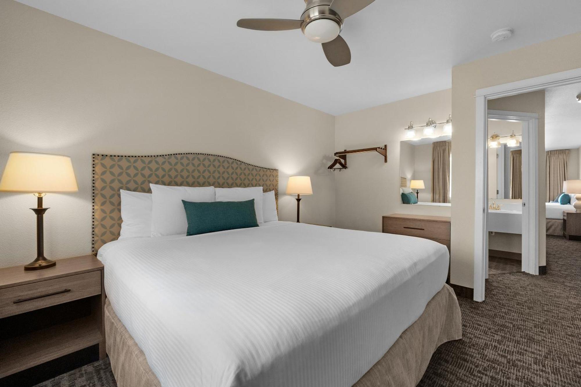 Pelican Shores Inn Линкън Сити Екстериор снимка
